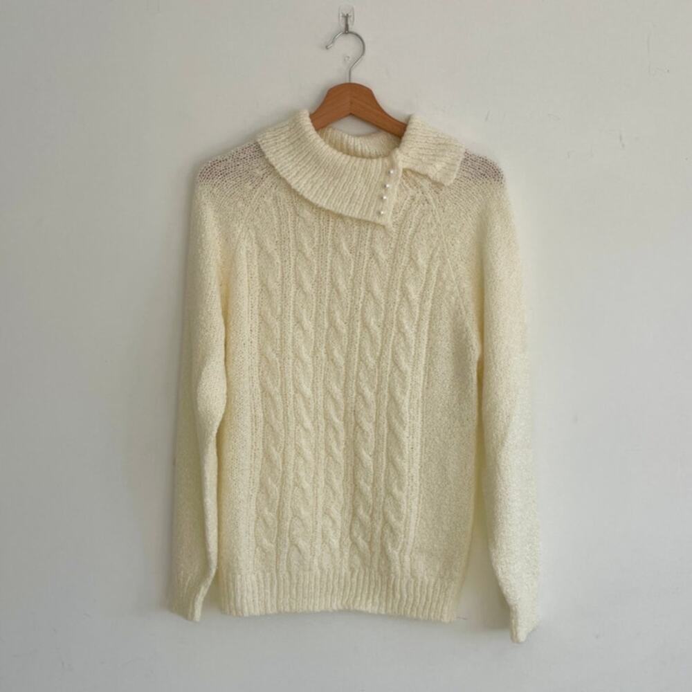 Vintage – Jennifer Moore White Pearl Button Collar Cable Knit Sweater
